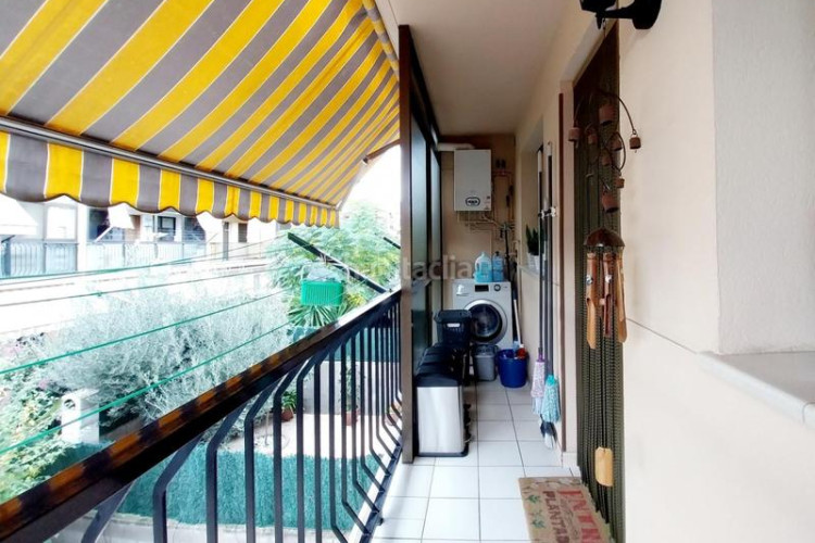 Casa adosada  con patio de 34m en la gripia, 3 hab. dobles estudio de 55m con fuego a tierra. amplio garaje en Terrassa