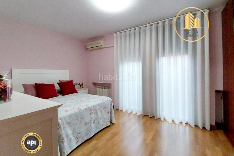 Casa impecable casa unifamiliar renovada con 4 plantas, garaje triple y estudio con chimenea en la gripia en Terrassa