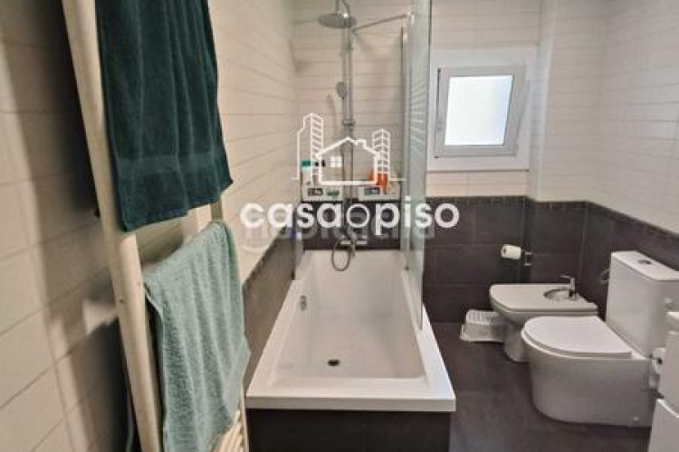 Piso  reformado en La Cogullada 3 dormitorios, 1 baño, todo exterior, cocina individual, con dos balcones uno de 6m y otro de 4m y en Terrassa