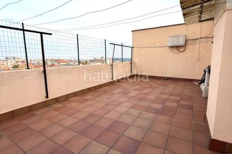 Piso zona de Ca n'Aurell. piso de 4habs. + 2lav. + balcón en angel sallent en Terrassa