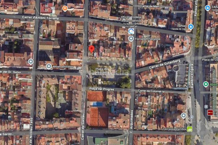 Casa de 190 m2 amb pati a la plaça del progres en Terrassa
