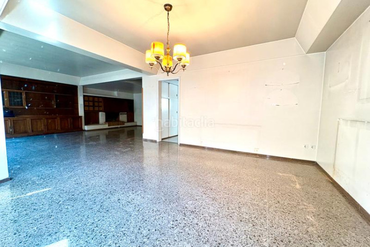 Piso  señorial único en pleno centro – 6 habitaciones, 3 baños, terraza de 200 m², parking incluido en Terrassa