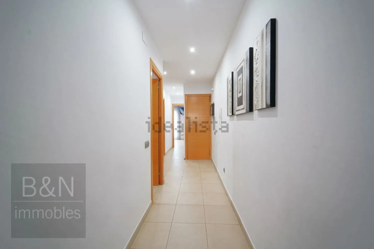 Un hogar reformado, con doble salida exterior y solo un vecino.