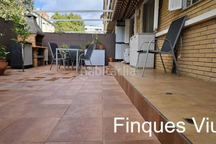 Piso  en planta baja totalmente actualizado 3 hb. con patio y parking en Terrassa