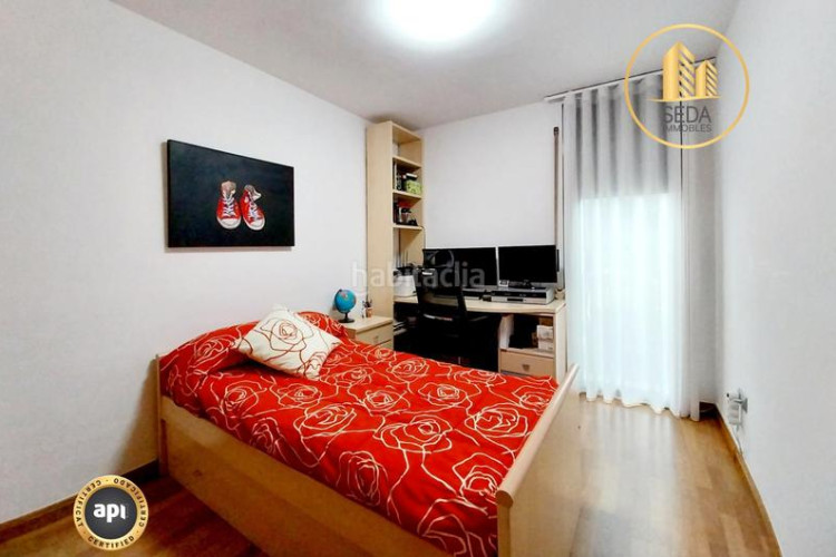 Casa impecable casa unifamiliar renovada con 4 plantas, garaje triple y estudio con chimenea en la gripia en Terrassa