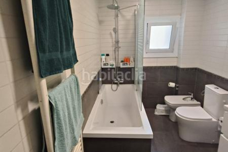 Piso  reformado en La Cogullada 3 dormitorios, 1 baño, todo exterior, cocina individual, con dos balcones uno de 6m y otro de 4m y en Terrassa