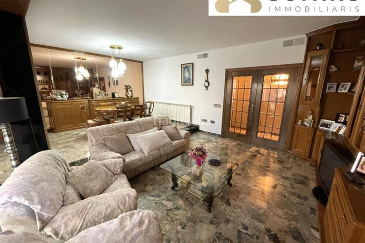 Casa adosada con amplias terrazas y gran potencial en Terrassa