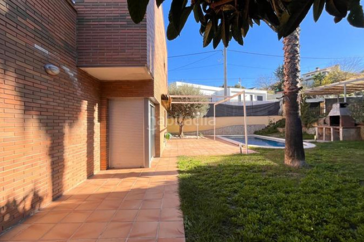 Chalet casa con piscina y vistas en zona residencial en Terrassa