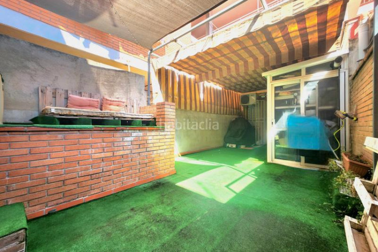 Piso con entrada independiente, terraza y parking en Terrassa