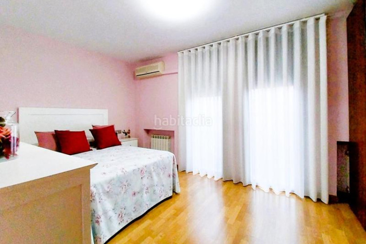 Casa magnifica casa unifamiliar de 230 m2 con 3 hab dobles y gran estudio 55 m2 en Terrassa