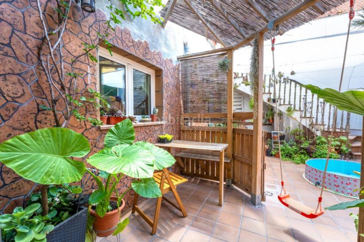 Casa adosada casa para entrar a vivir, con patio y terraza. a 10min. estación renfe este. en Terrassa