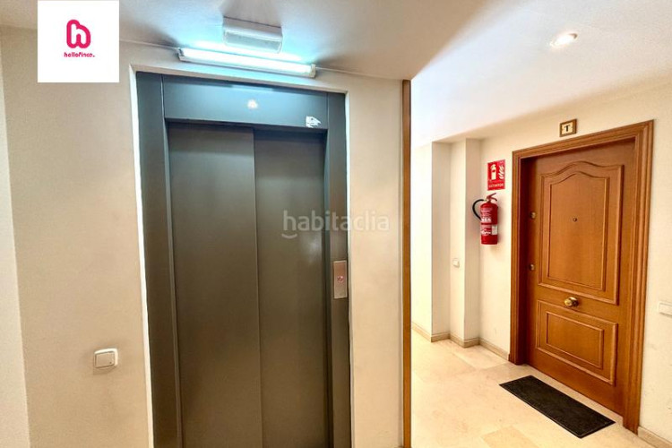 Ático  dúpex con terraza balcón y plaza de parking en Terrassa