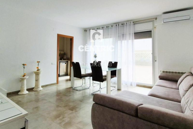 Piso planta baja seminueva de 3 hab con patio 60 m2 sur en francesc macia en Terrassa
