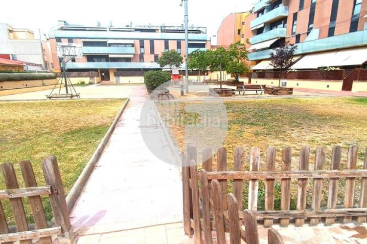 Piso bonito piso de 85 m2, 3 hab, 2 baños, galería, balcón, pk y zona comunitaria, en zona olímpica en Terrassa