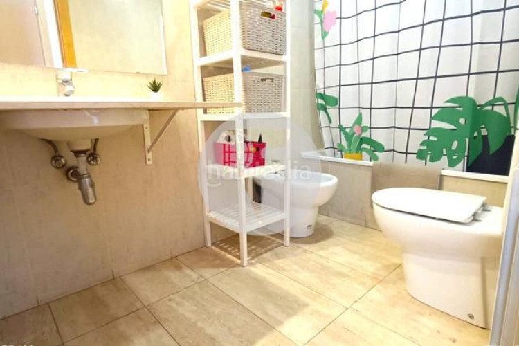 Piso bonito piso de 85 m2, 3 hab, 2 baños, galería, balcón, pk y zona comunitaria, en zona olímpica en Terrassa