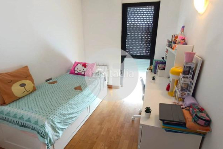 Piso bonito piso de 85 m2, 3 hab, 2 baños, galería, balcón, pk y zona comunitaria, en zona olímpica en Terrassa