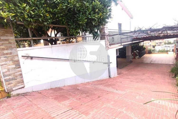 Casa encantadora casa independiente en Can Parellada, perfecta para dos familias en Terrassa