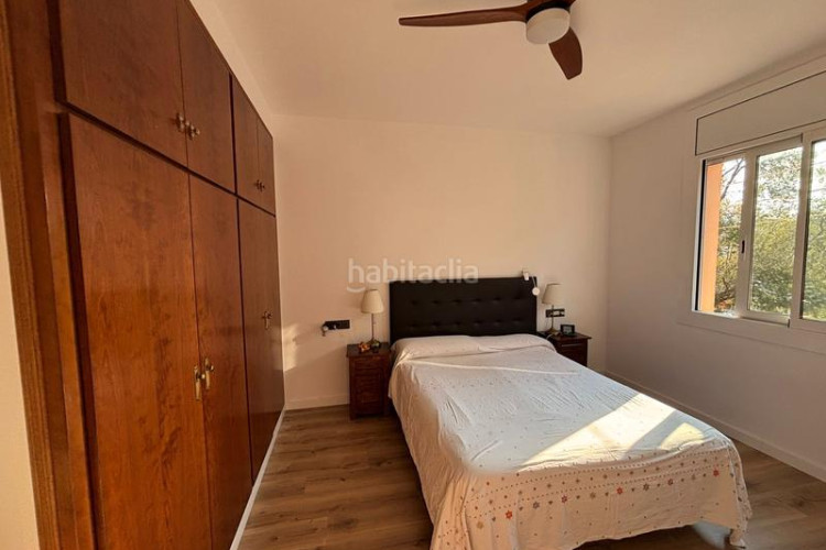 Casa adosada unifamiliar adosada, 4 habitaciones, gran garaje y terraza en Terrassa