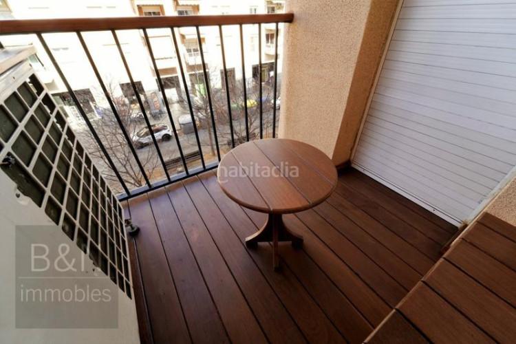 Piso una vivienda reformada, llena de luz natural, de estilo moderno y equipada con muebles hechos a medida! en Terrassa