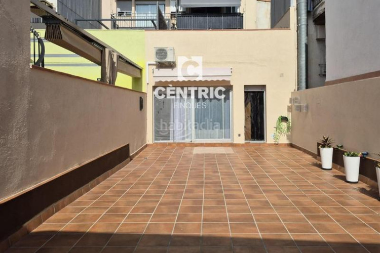 Piso planta baja seminueva de 3 hab con patio 60 m2 sur en francesc macia en Terrassa