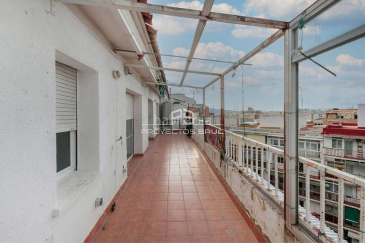 Piso ático con terraza con 5 habitaciones en can palet infórmese en Terrassa