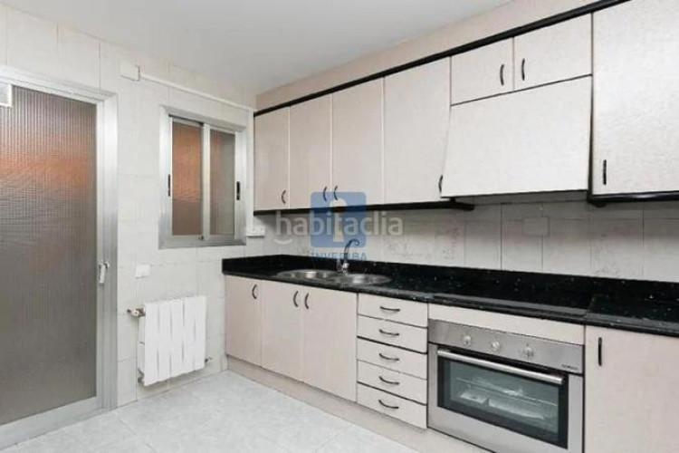 Piso inmueble ilegalmente okupado situado en la calle azorin 4, bajos 1, , barcelona en Terrassa