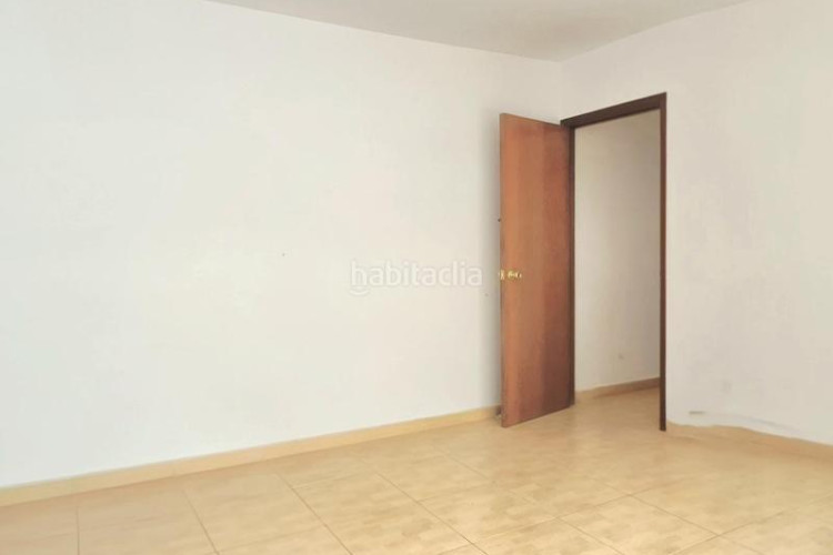 Piso cantoner de 115 m2 amb 4 hab i 2 banys al carrer faraday a 100 metres de la plaça del progres en Terrassa