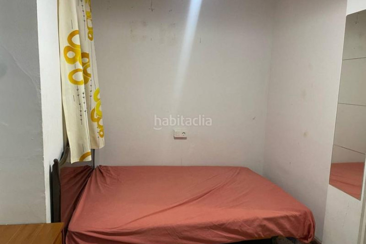 Piso  en muy buena zona ara dejar a su gusto en Terrassa