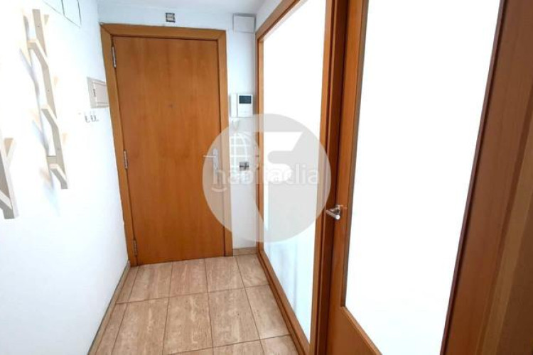 Piso bonito piso de 85 m2, 3 hab, 2 baños, galería, balcón, pk y zona comunitaria, en zona olímpica en Terrassa