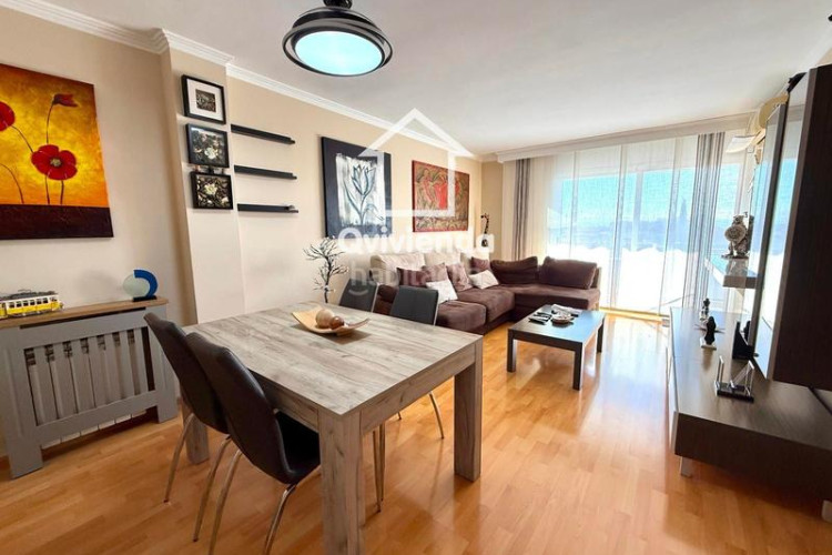 Ático  de 3 habitaciones con gran balcón en av glories catalanes, en Terrassa