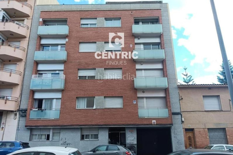 Dúplex piso de tres habitaciones situado en el barrio de escoles. en Terrassa