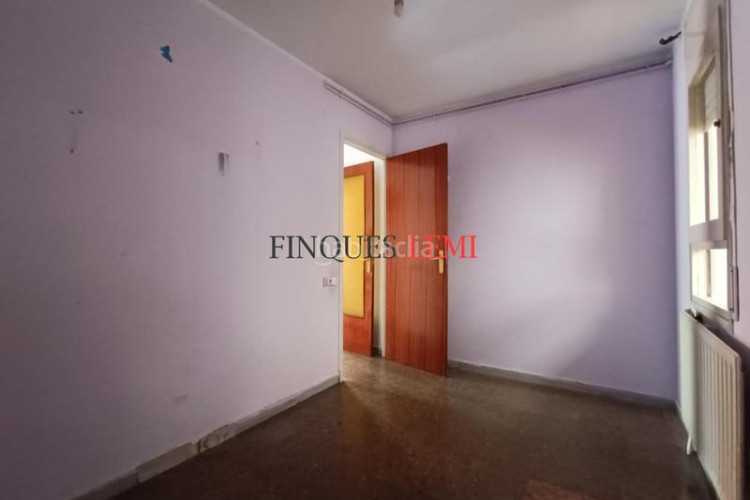 Piso  4 habitaciones junto a plaça lluís companys ascensor en Terrassa
