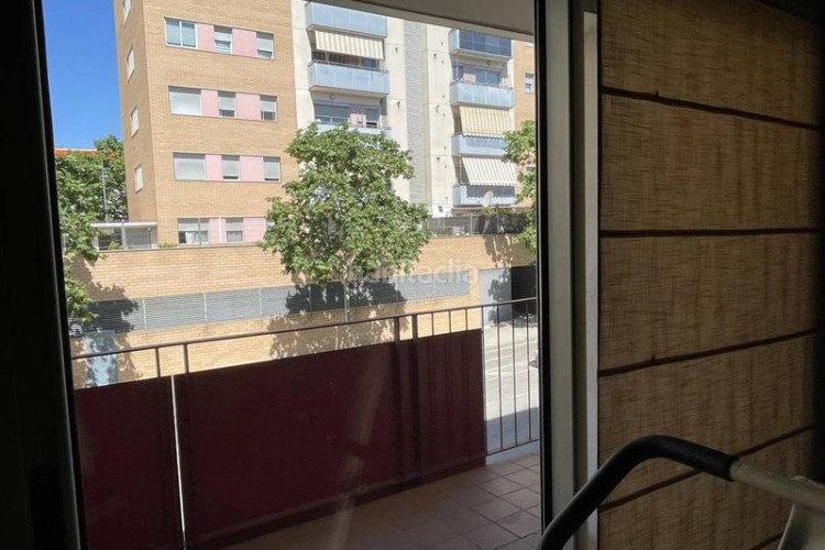 Piso zona gripia avenida madrid. piso de 3 habitaciones ext, muy luminoso. balcón, y plaza de parking. estado impecable. en Terrassa