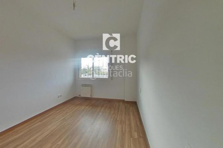 Piso oportunidad inversión. piso grande con 4 habitaciones perfecto para familias numerosas! en Terrassa