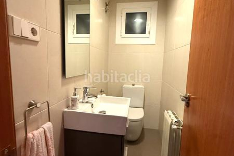 Piso zona de Ca n'Aurell. piso de 4habs. + 2lav. + balcón en angel sallent en Terrassa