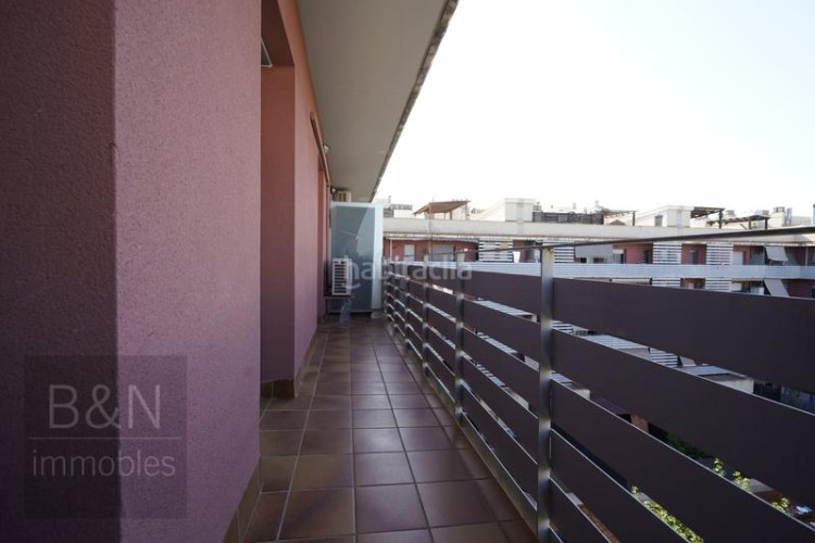 Dúplex tu hogar con alma espacio, confort, tres salidas al exterior y zona comunitaria con piscina y plaza de parking en Terrassa
