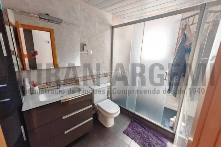 Casa  dos viviendas independientes en venta en la gripia les arenes en Terrassa