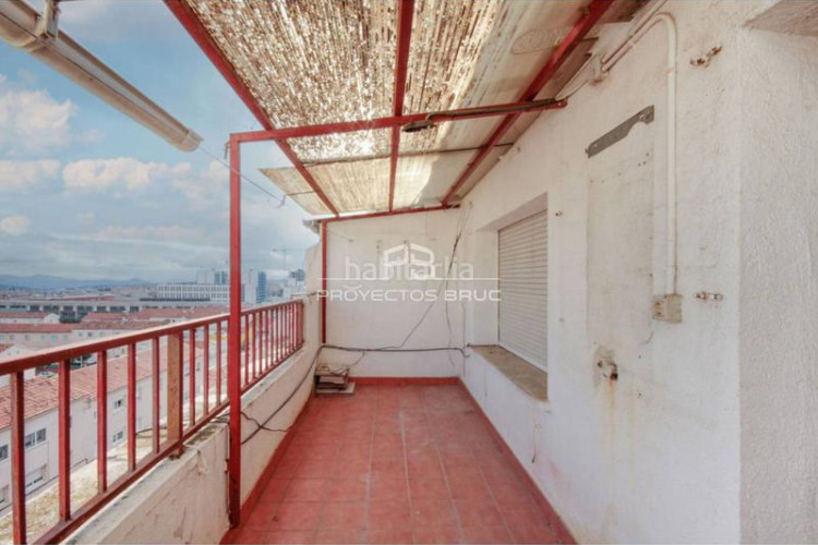 Piso ático con terraza con 5 habitaciones en can palet infórmese en Terrassa