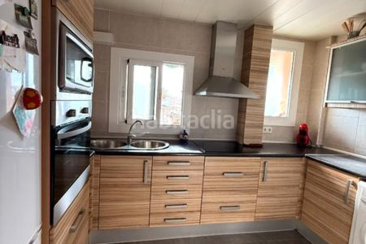 Piso zona de Ca n'Aurell. piso de 4habs. + 2lav. + balcón en angel sallent en Terrassa