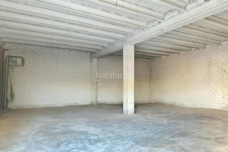 Casa local esquinero de 95 m2 edificable bajos más 3 pisos en Terrassa