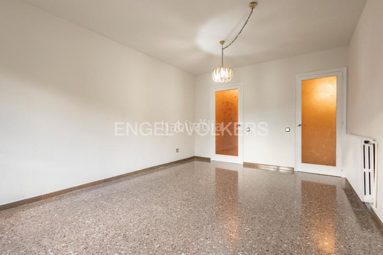 Apartamento oportunidad única! piso amplio de 99m construidos con 4 dormitorios y balcón en Terrassa