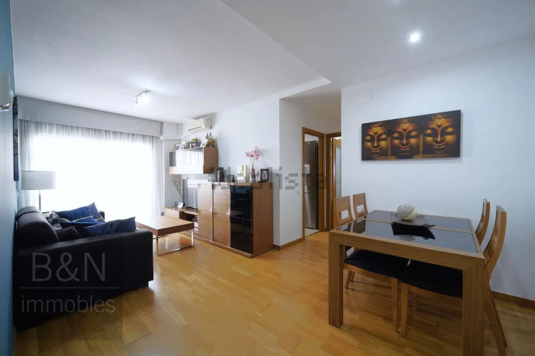 ¡Te vas a enamorar de su carácter! Amplio, luminoso, con zona comunitaria, párquing y trastero.