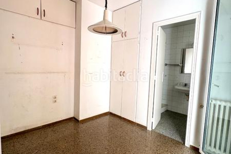 Piso  señorial único en pleno centro – 6 habitaciones, 3 baños, terraza de 200 m², parking incluido en Terrassa