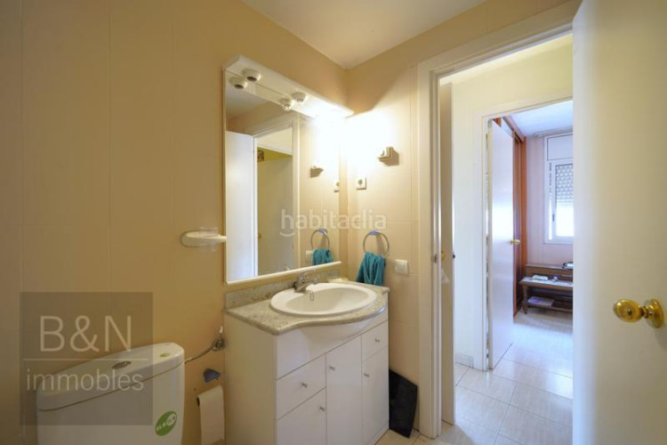 Piso un hogar de tres habitaciones, balcón, plaza de parking y trastero en Terrassa