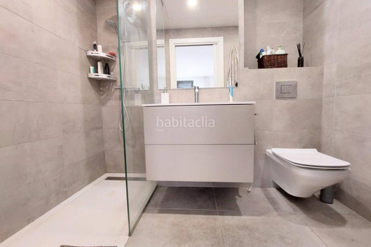 Piso  seminuevo junto a rambla, 3 habitaciones y pk opcional.. muy actual en Terrassa