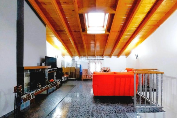 Casa magnifica unifamiliar de 230 m2 con garaje 3 coches, 3 dormitorios dobles, espectacular estudio 55 m2 y patio en Terrassa