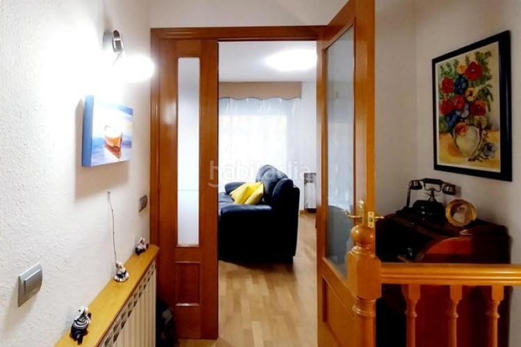 Casa adosada  con patio de 34m en la gripia, 3 hab. dobles estudio de 55m con fuego a tierra. amplio garaje en Terrassa