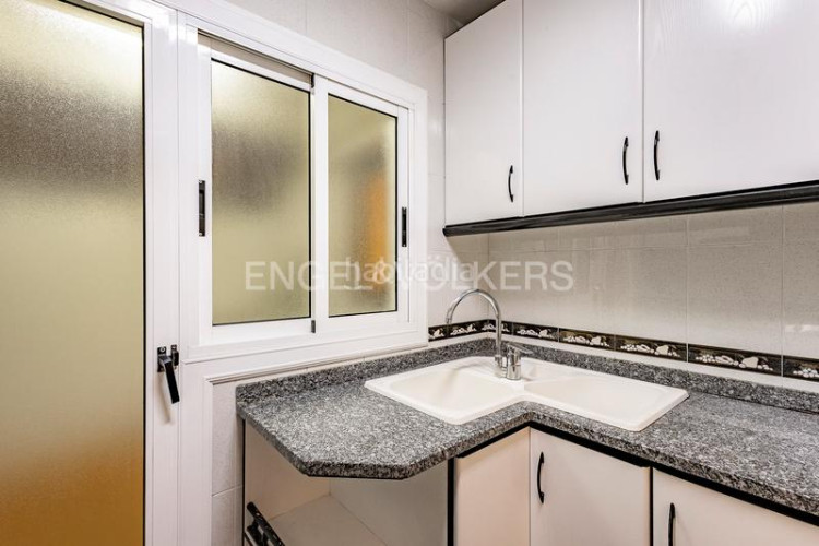 Apartamento oportunidad única! piso amplio de 99m construidos con 4 dormitorios y balcón en Terrassa