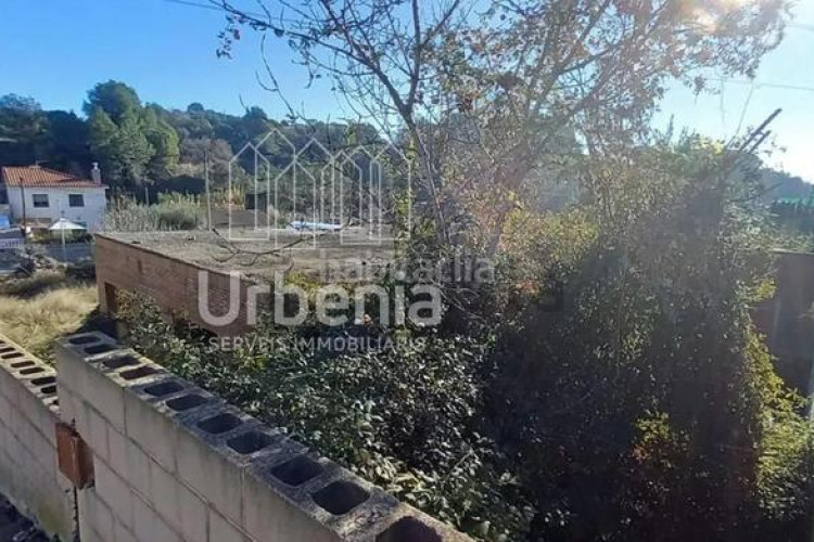 Chalet solar residencial esquinero con orientación sur en can boada, ! en Terrassa