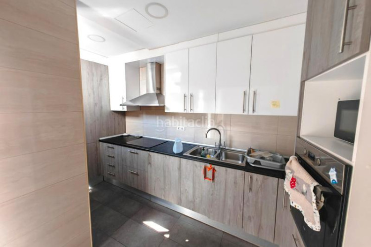 Casa zona de la grípia. casa adosada de 3 plantas + 4habs. + 2lav. + terraza + patio en Terrassa